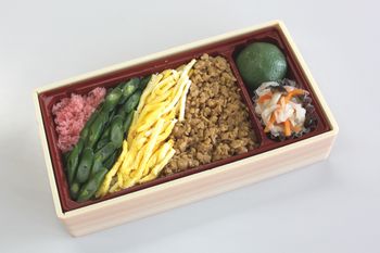 彩り四色そぼろ重.jpg